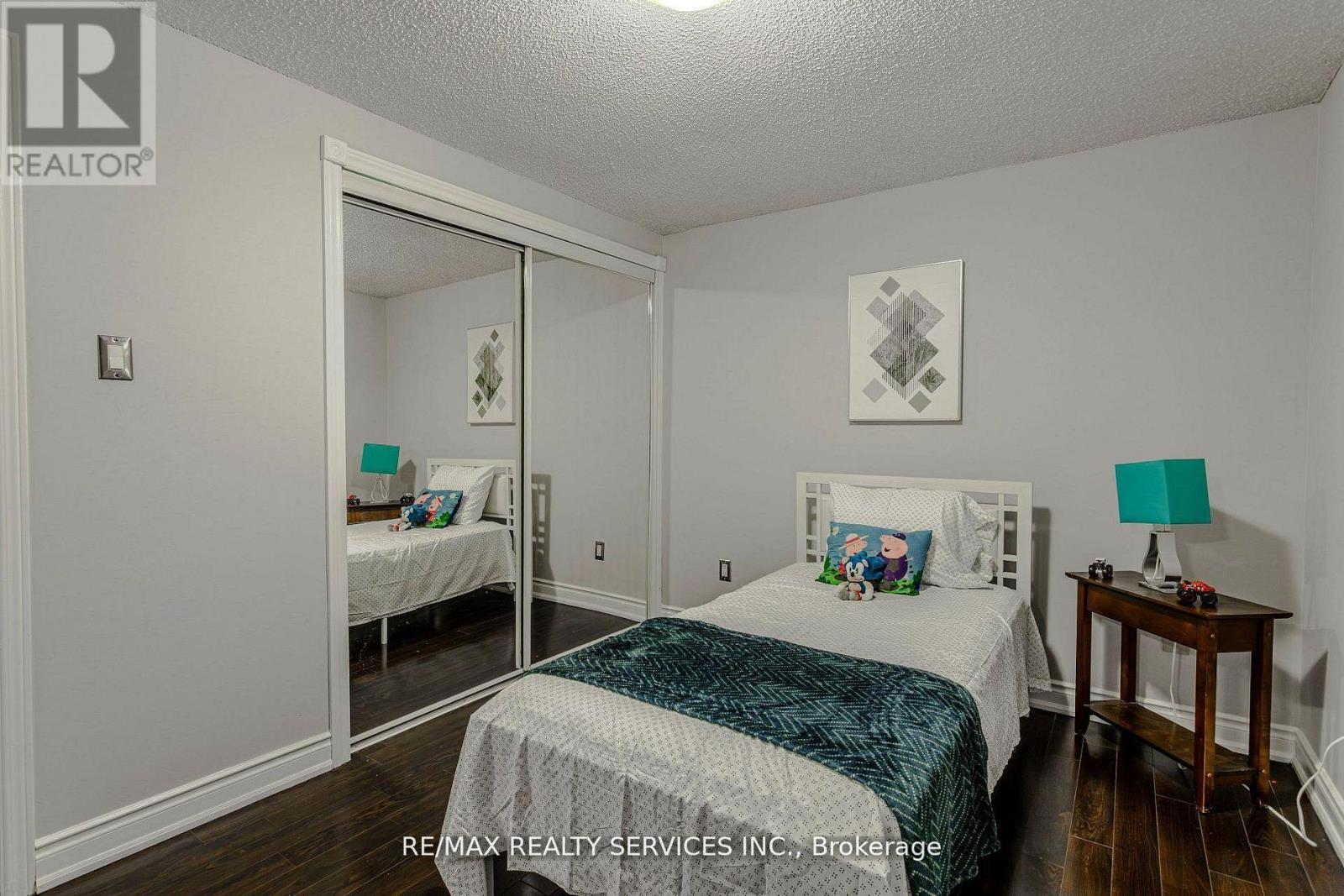 32 Heddon Court, Brampton, ON - Indoor Photo Showing Bedroom