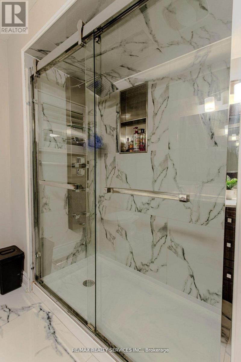 32 Heddon Court, Brampton, ON - Indoor