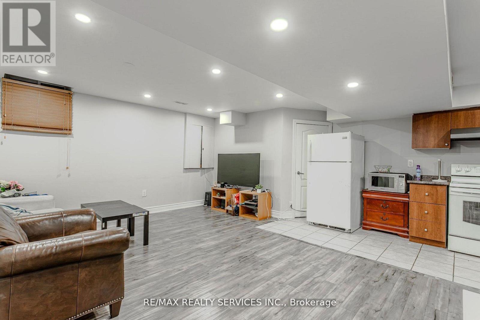 32 Heddon Court, Brampton, ON - Indoor Photo Showing Other Room