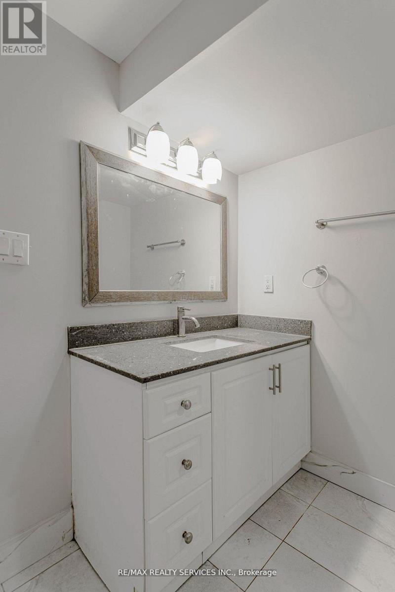 32 Heddon Court, Brampton, ON - Indoor Photo Showing Bathroom