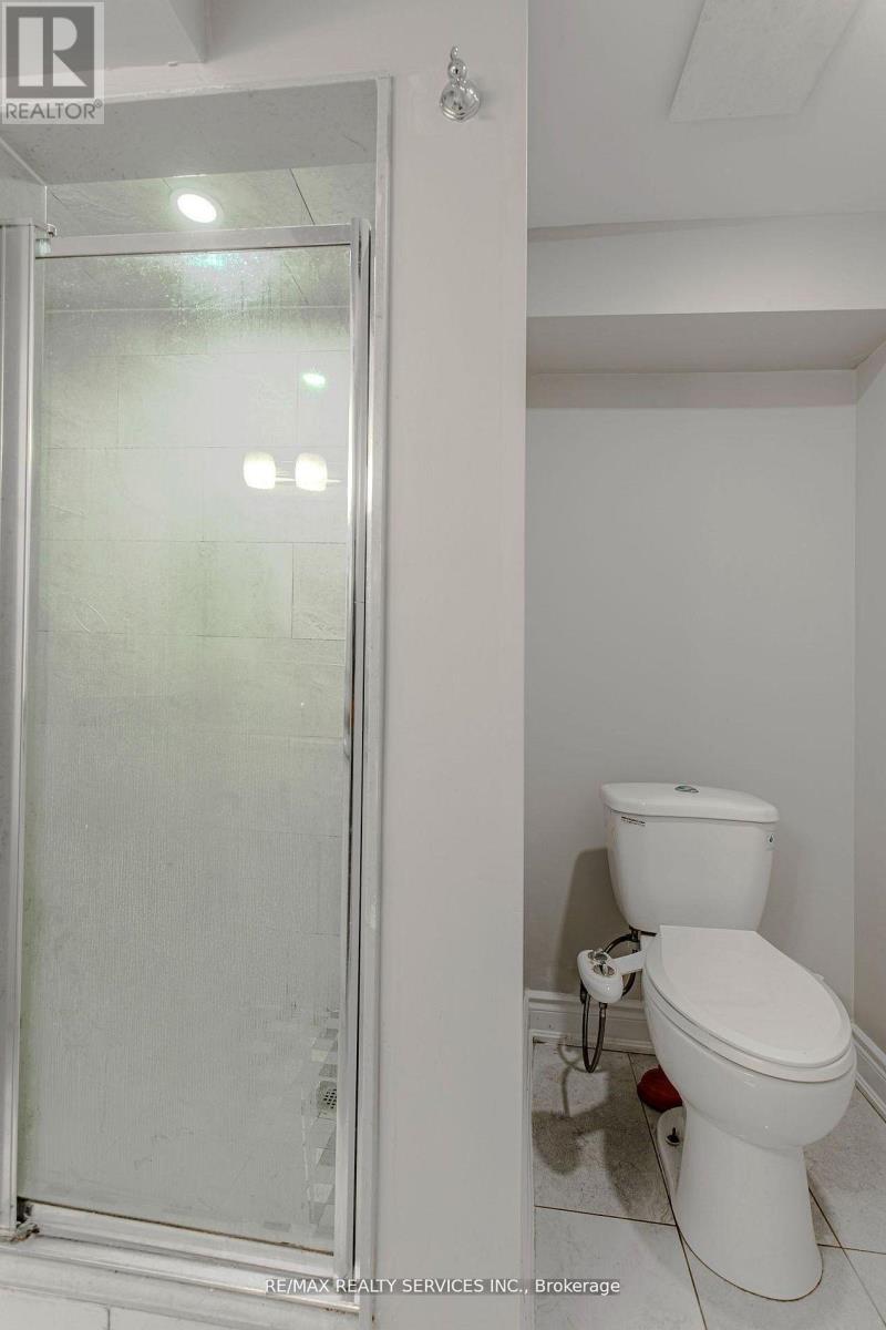 32 Heddon Court, Brampton, ON - Indoor Photo Showing Bathroom