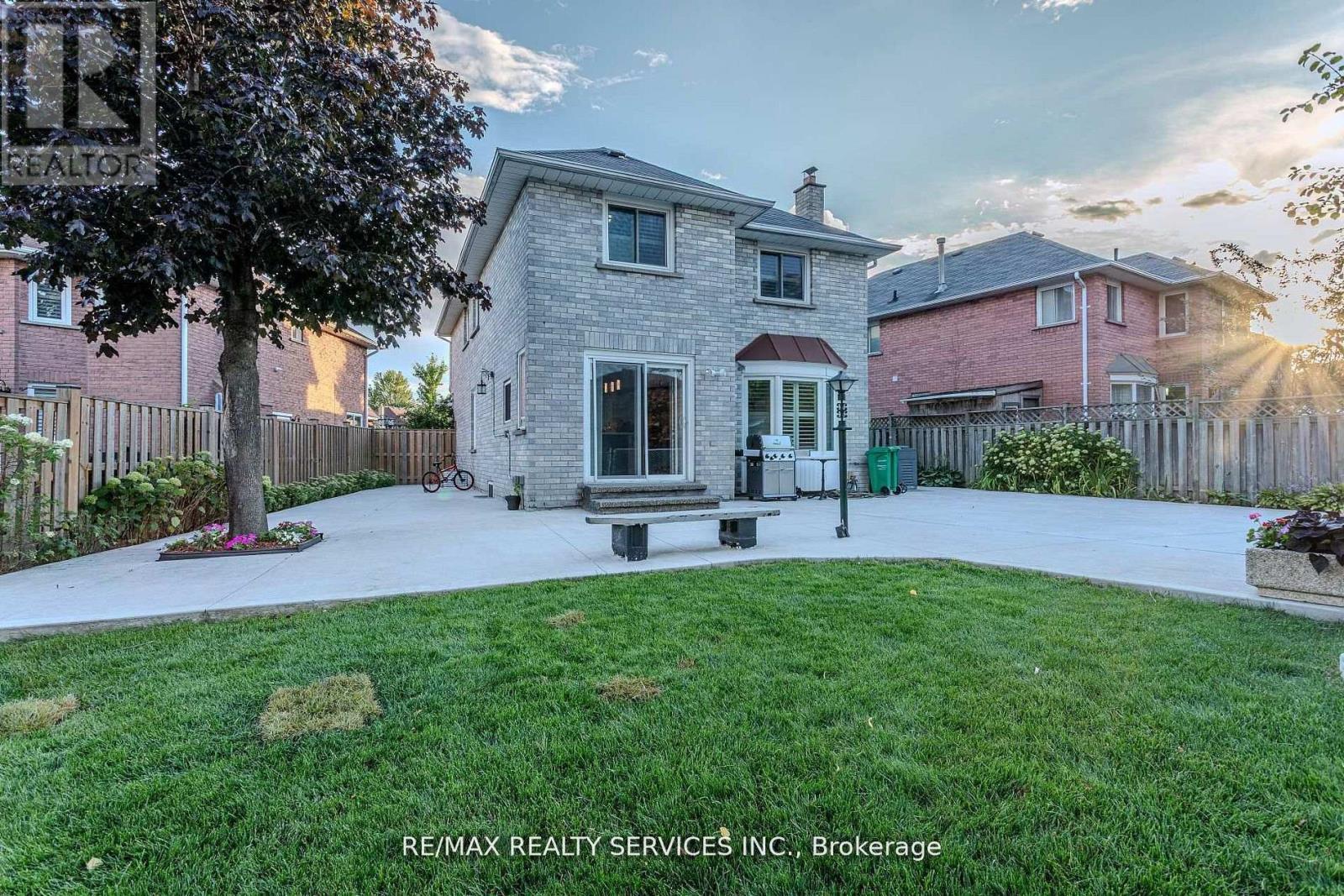 32 Heddon Court, Brampton, ON - Outdoor