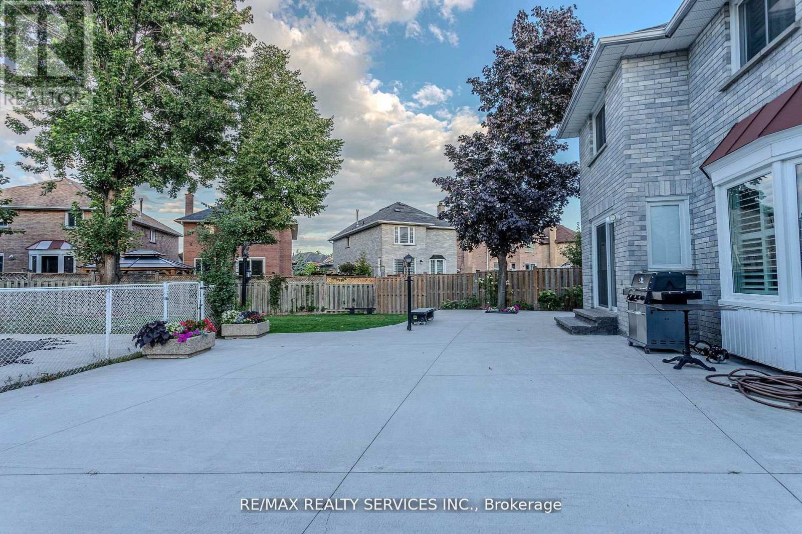 32 Heddon Court, Brampton, ON - Outdoor