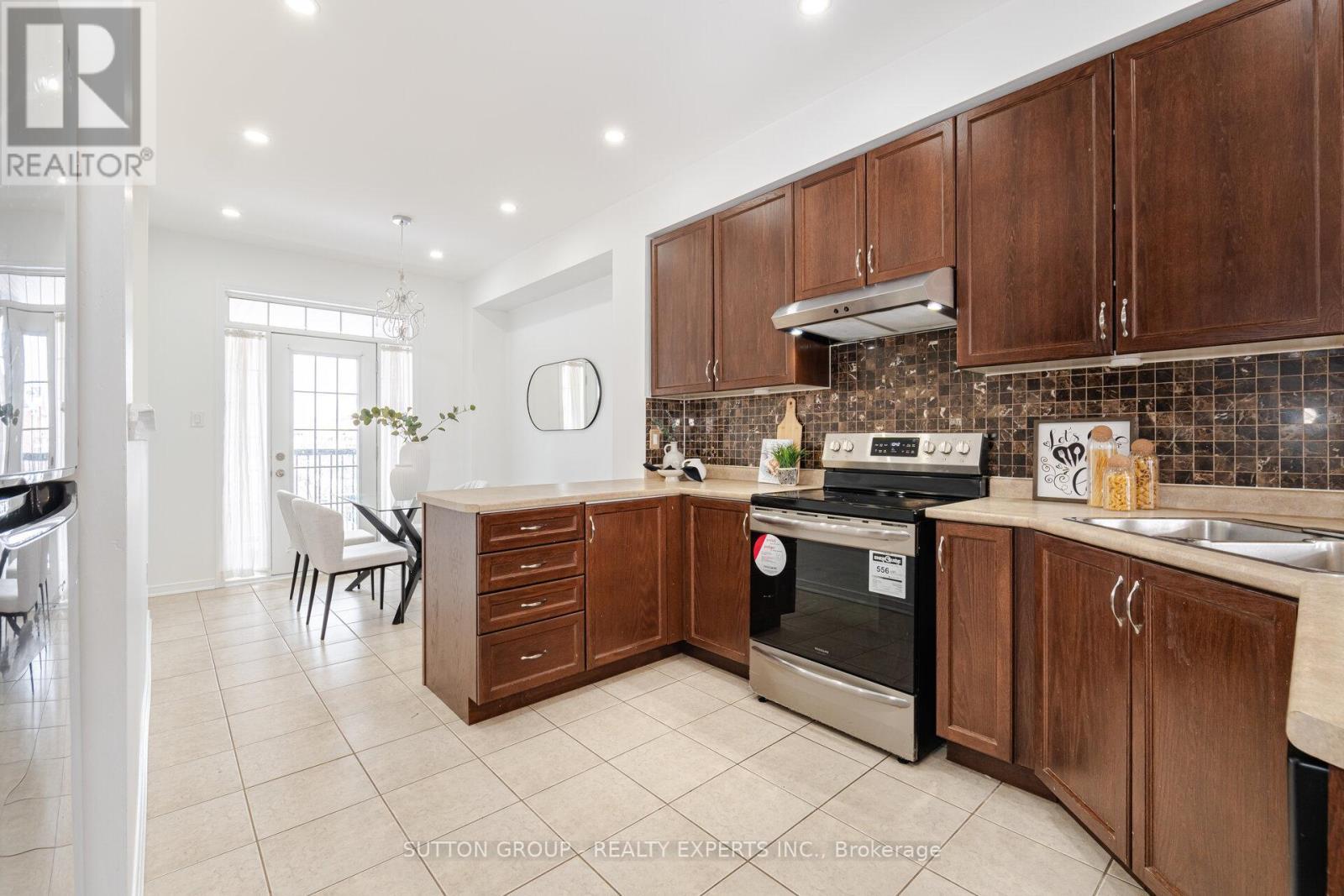 7186 Triumph Lane, Mississauga, ON - Indoor Photo Showing Kitchen With Double Sink