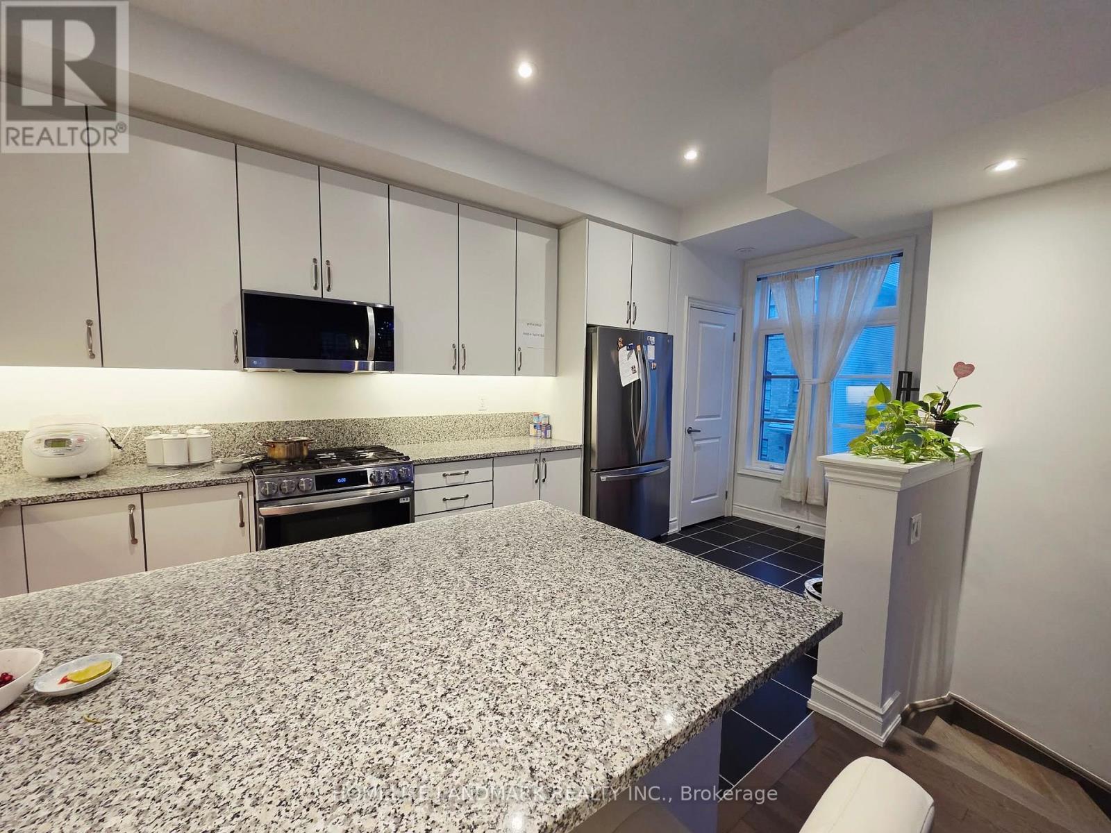 120 - 35 Lunar Crescent, Mississauga, ON - Indoor Photo Showing Kitchen With Stainless Steel Kitchen
