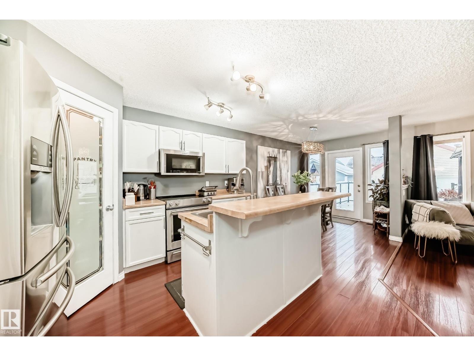 5819 Sutter Pl Nw, Edmonton, AB - Indoor Photo Showing Kitchen