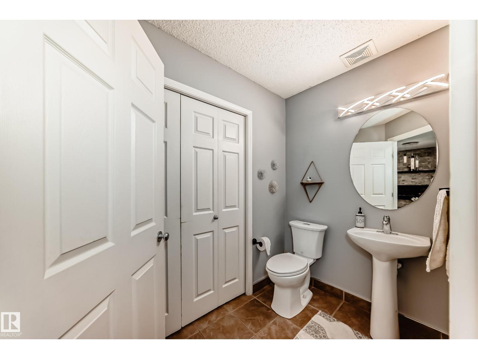 5819 Sutter Pl Nw, Edmonton, AB - Indoor Photo Showing Bathroom