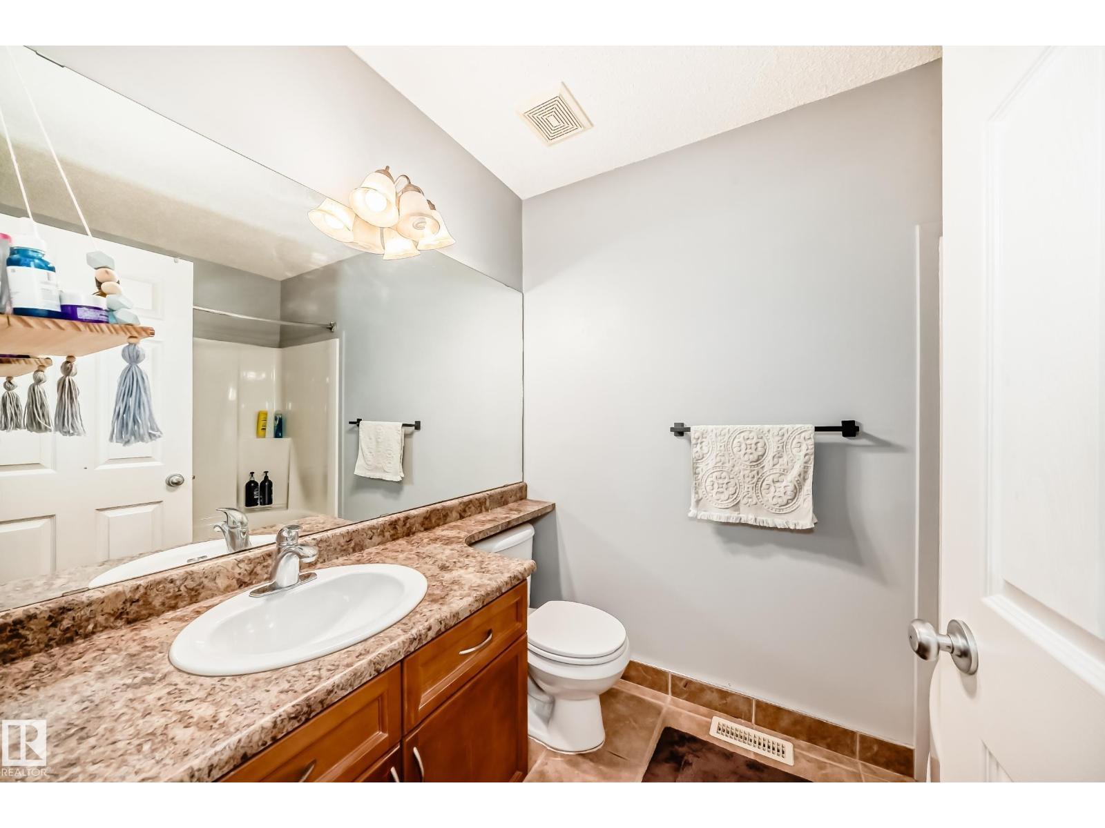 5819 Sutter Pl Nw, Edmonton, AB - Indoor Photo Showing Bathroom