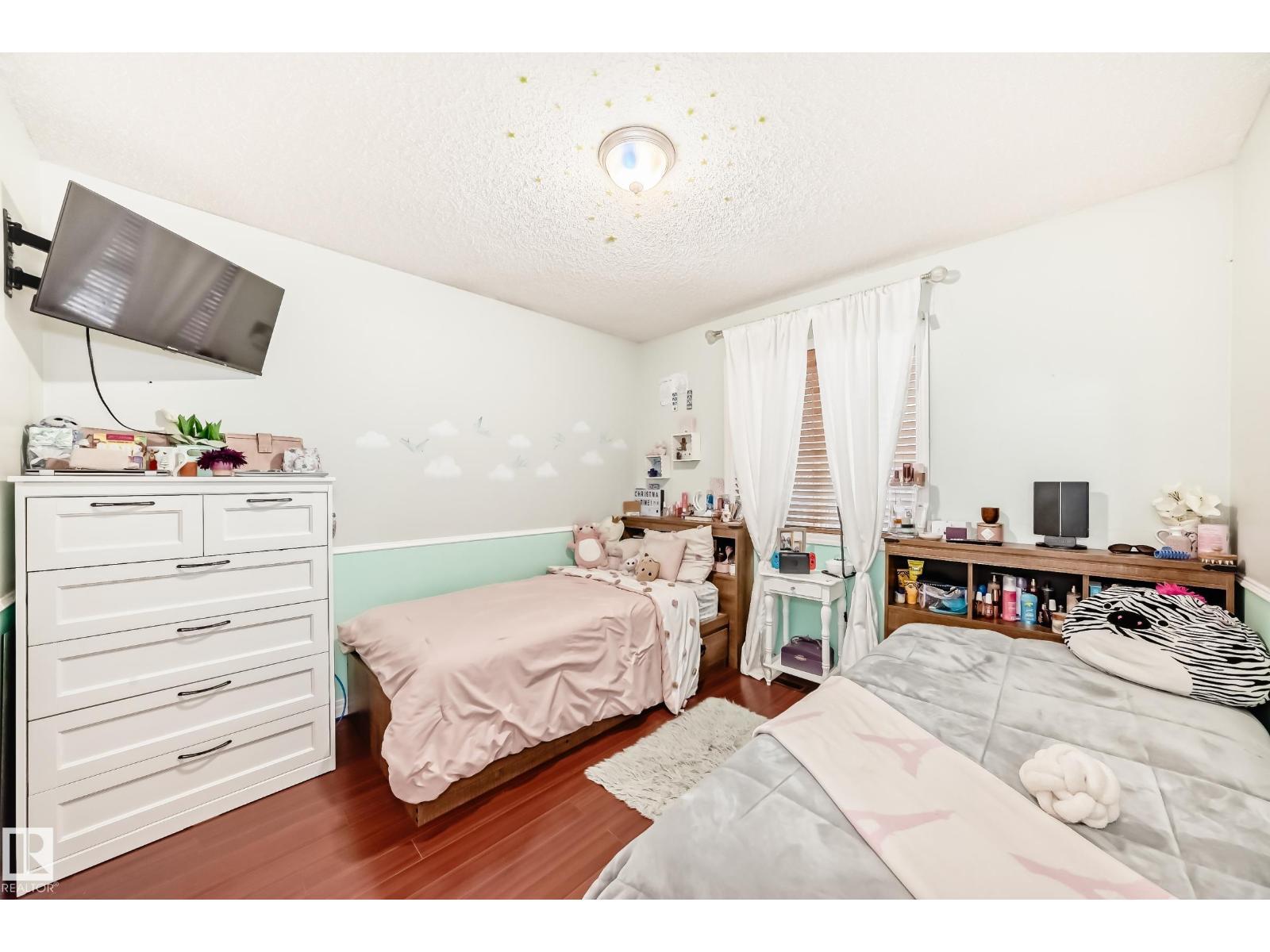 5819 Sutter Pl Nw, Edmonton, AB - Indoor Photo Showing Bedroom