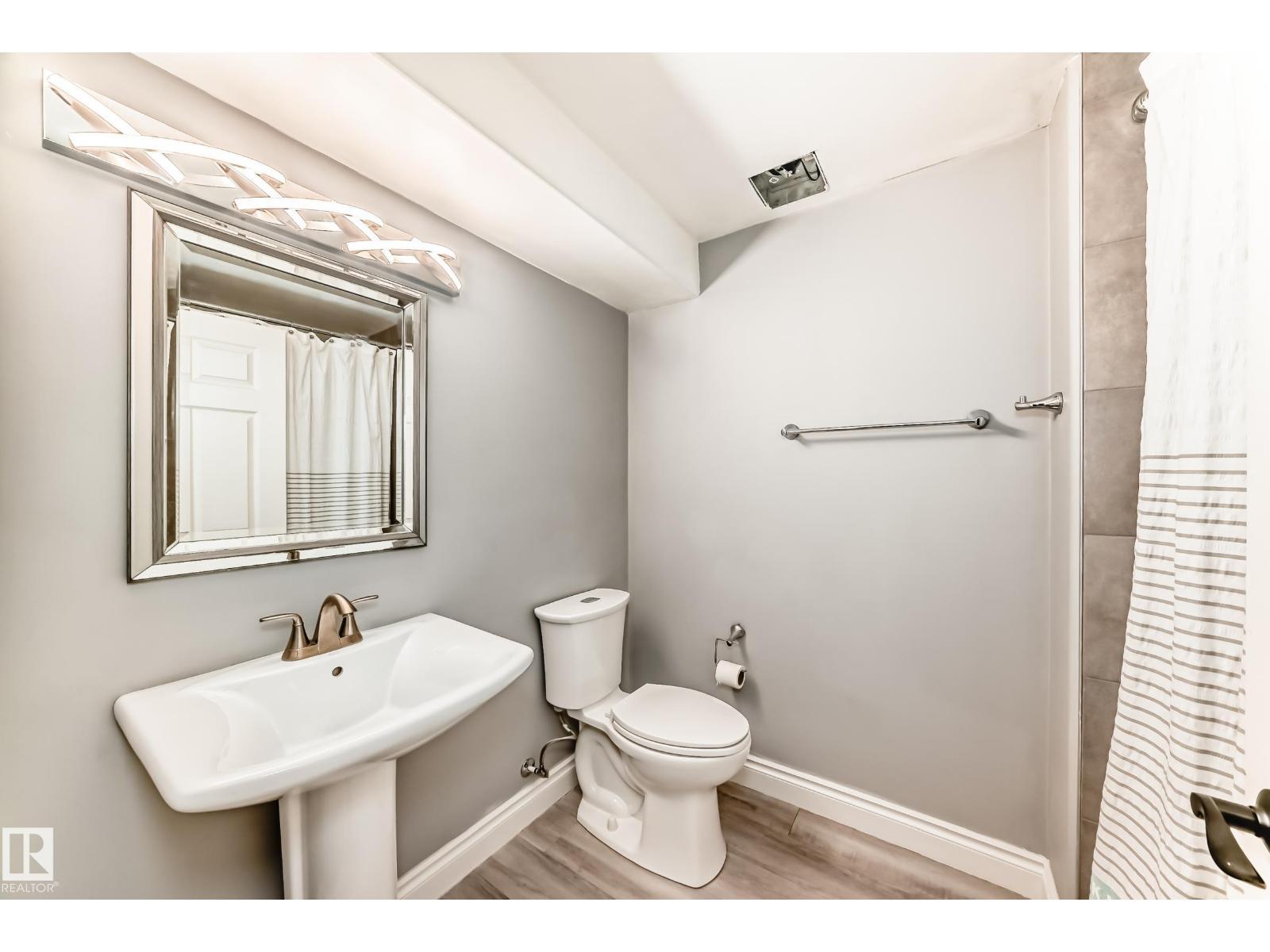 5819 Sutter Pl Nw, Edmonton, AB - Indoor Photo Showing Bathroom