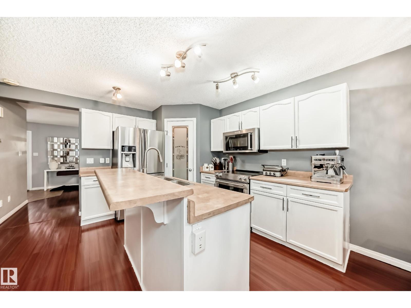 5819 Sutter Pl Nw, Edmonton, AB - Indoor Photo Showing Kitchen With Upgraded Kitchen