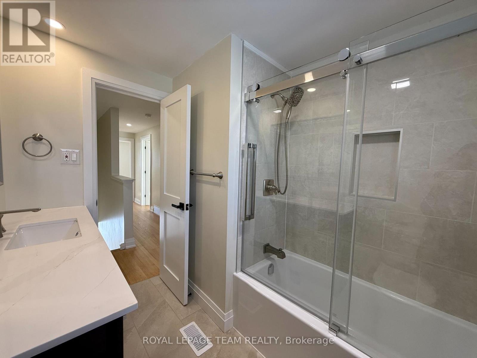 Brand New Family Bathroom - 973 Eiffel Avenue, Ottawa, ON - Indoor Photo Showing Bathroom