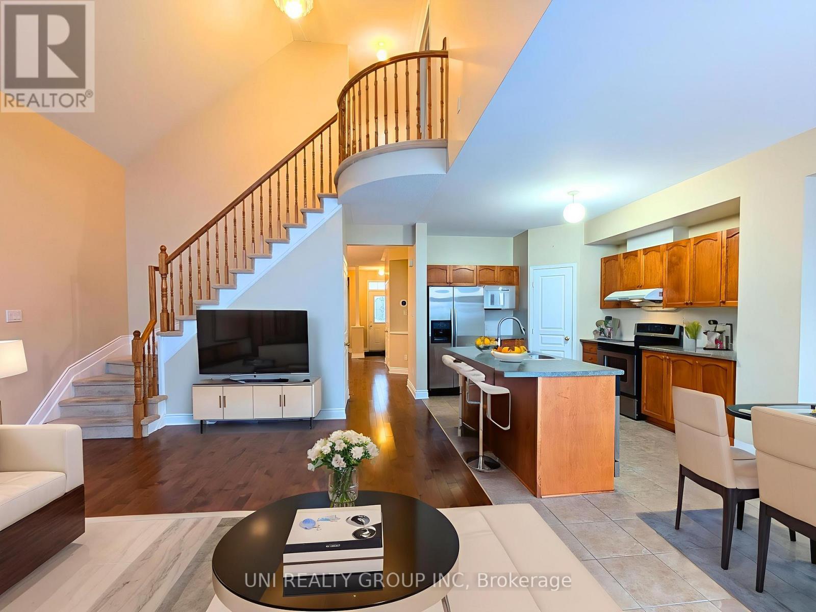 105 Cheyenne Way, Ottawa, ON - Indoor Photo Showing Living Room