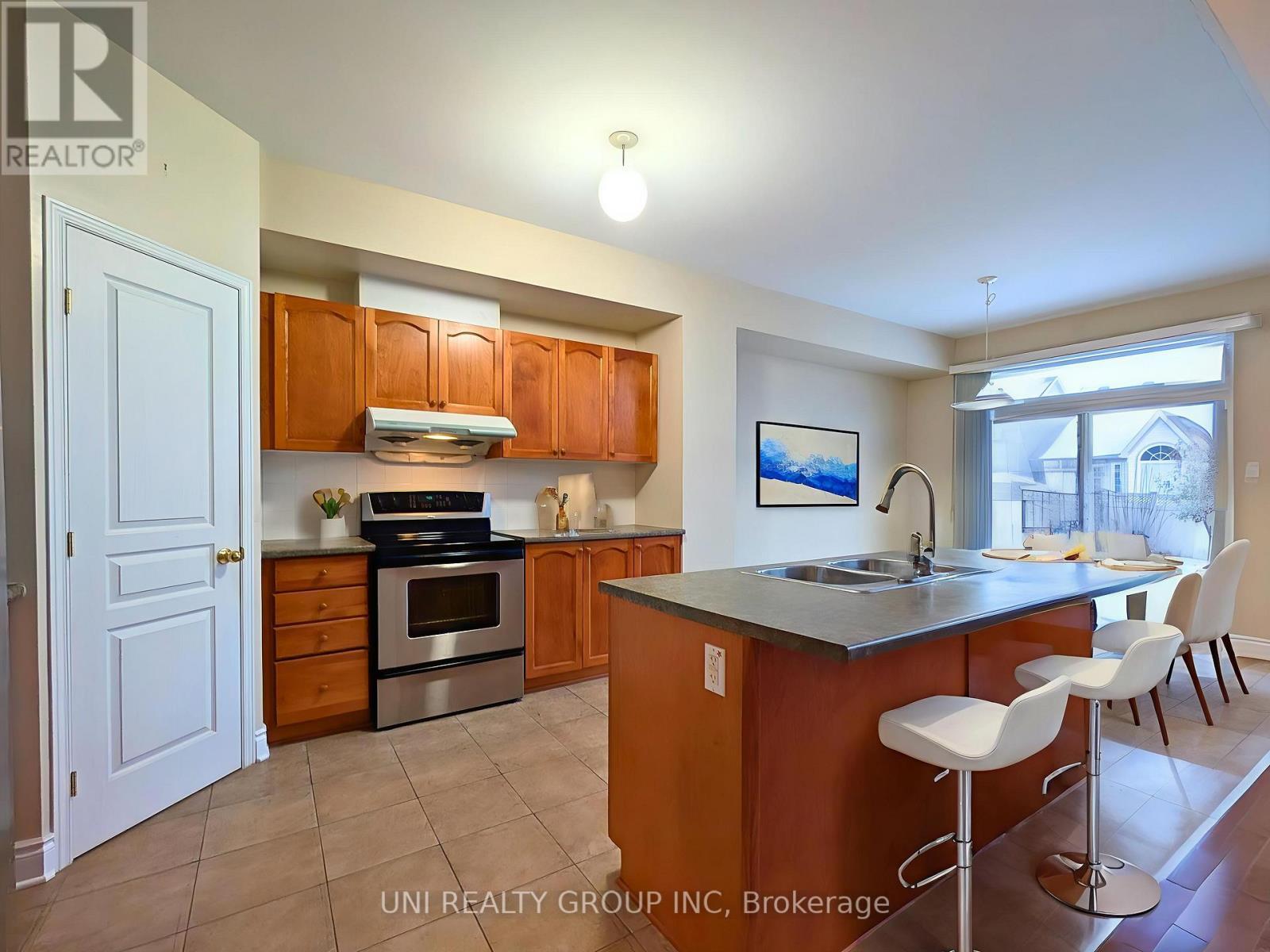 105 Cheyenne Way, Ottawa, ON - Indoor Photo Showing Kitchen With Double Sink