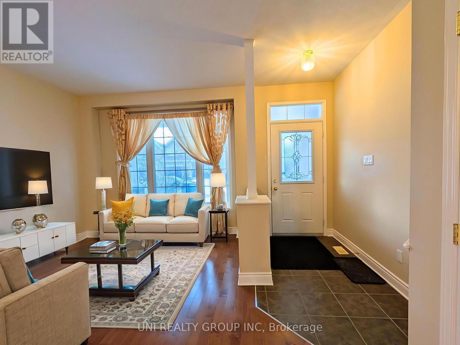 105 Cheyenne Way, Ottawa, ON - Indoor Photo Showing Living Room