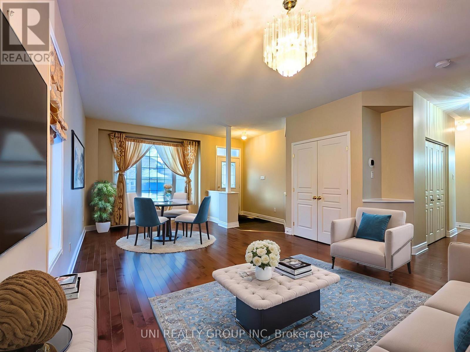 105 Cheyenne Way, Ottawa, ON - Indoor Photo Showing Living Room