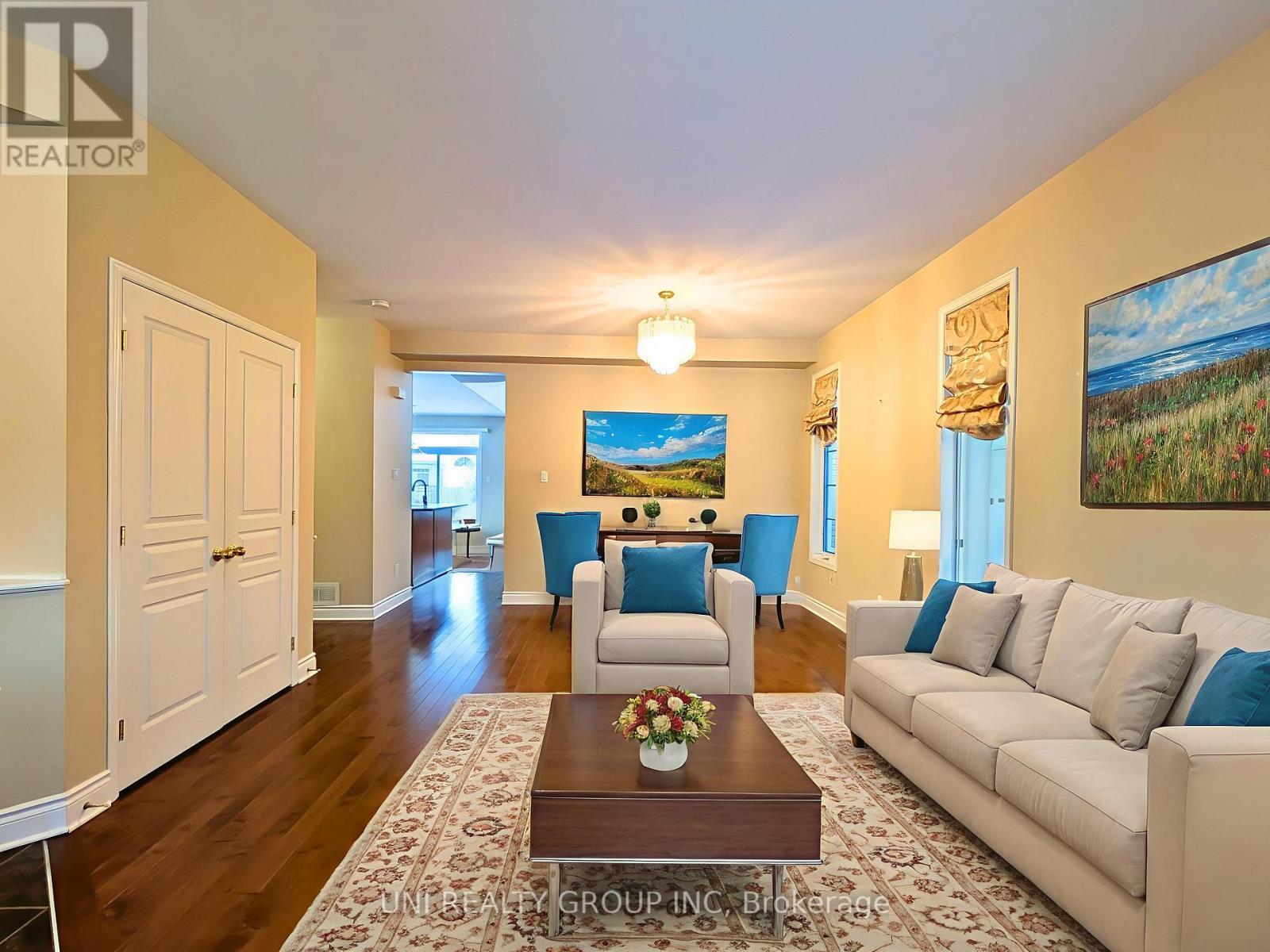 105 Cheyenne Way, Ottawa, ON - Indoor Photo Showing Living Room