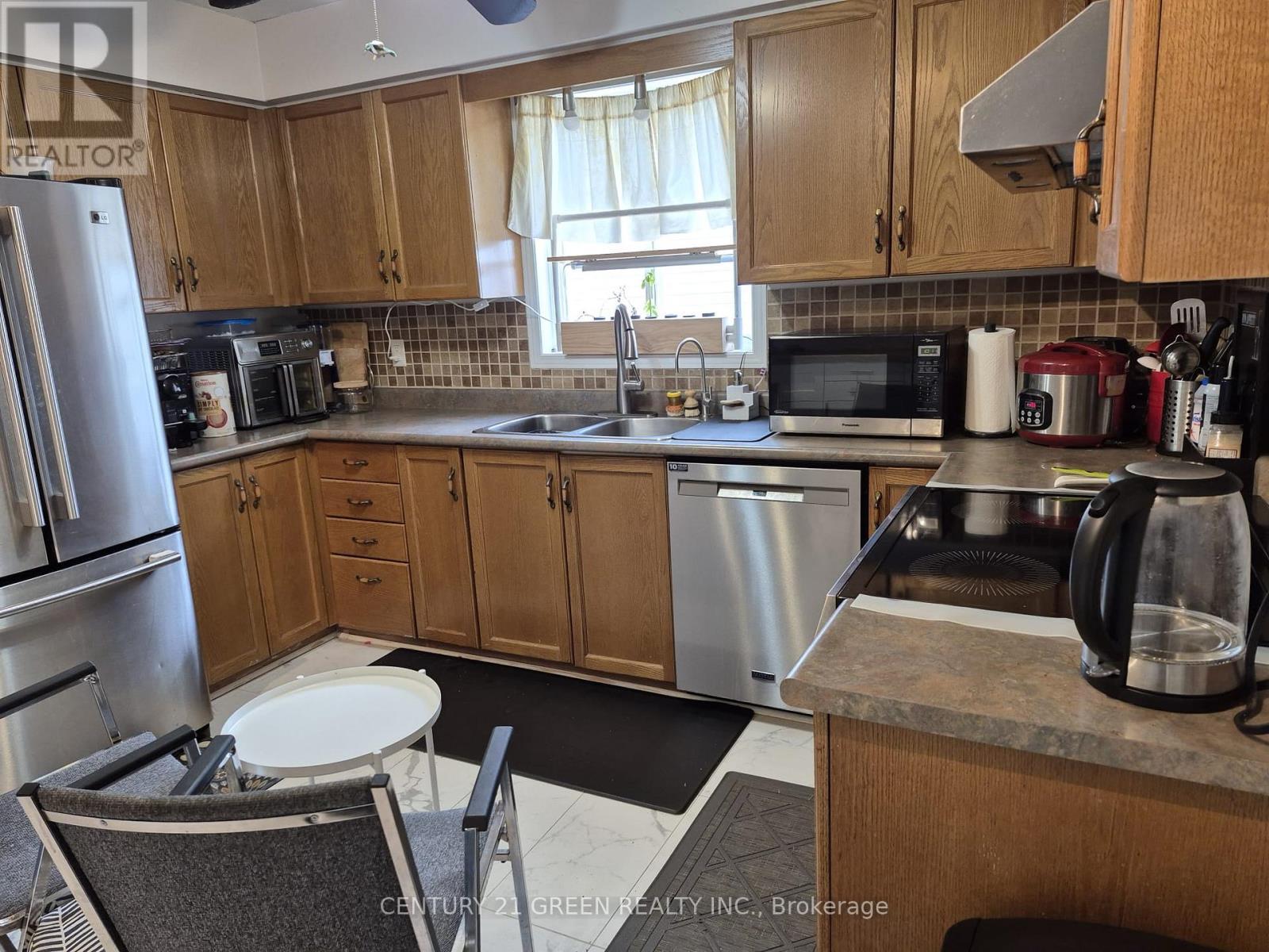 55 Cashel Crescent, Brantford, ON - Indoor Photo Showing Kitchen With Double Sink