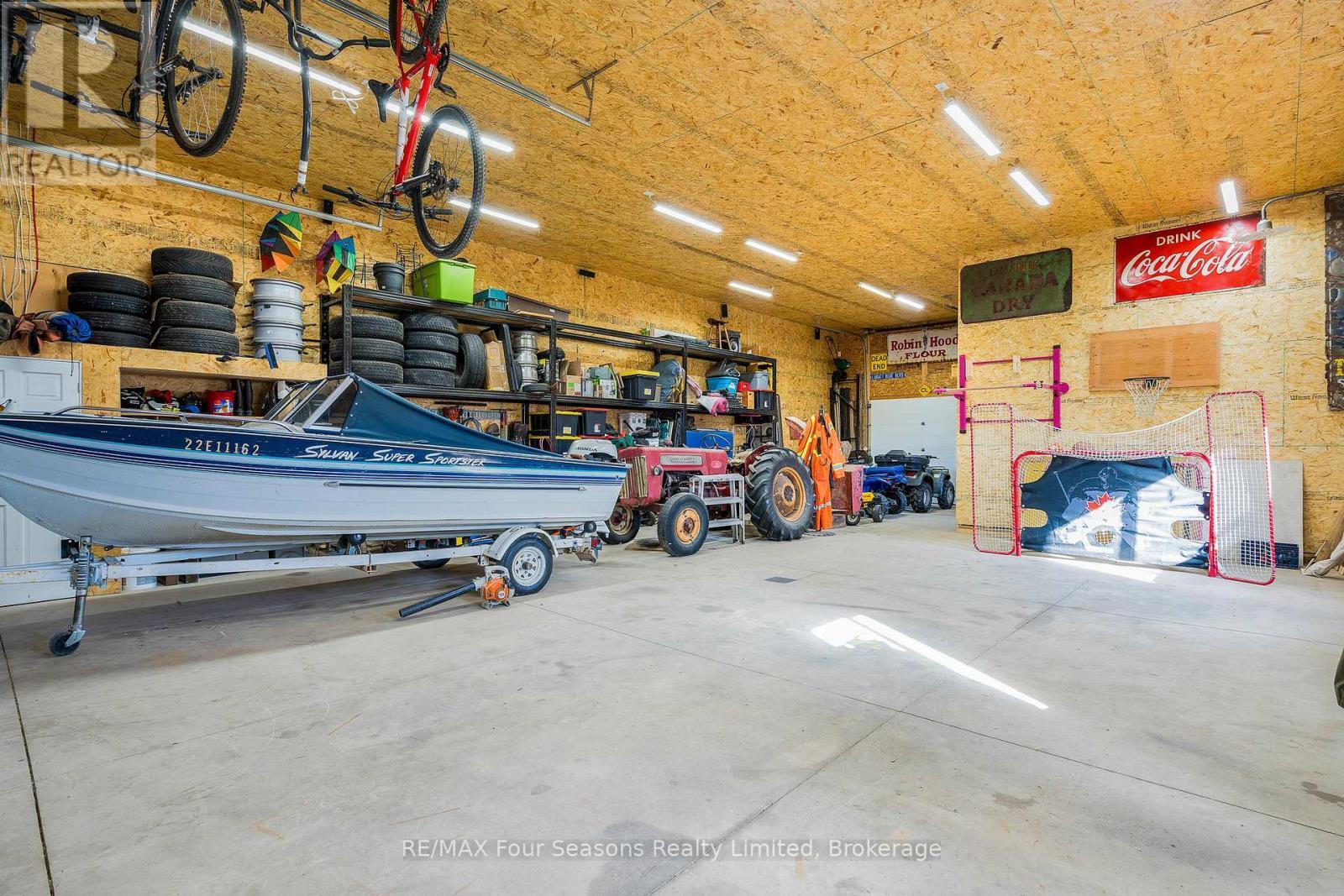 475 Lyons Court, Wasaga Beach, ON - Indoor Photo Showing Garage