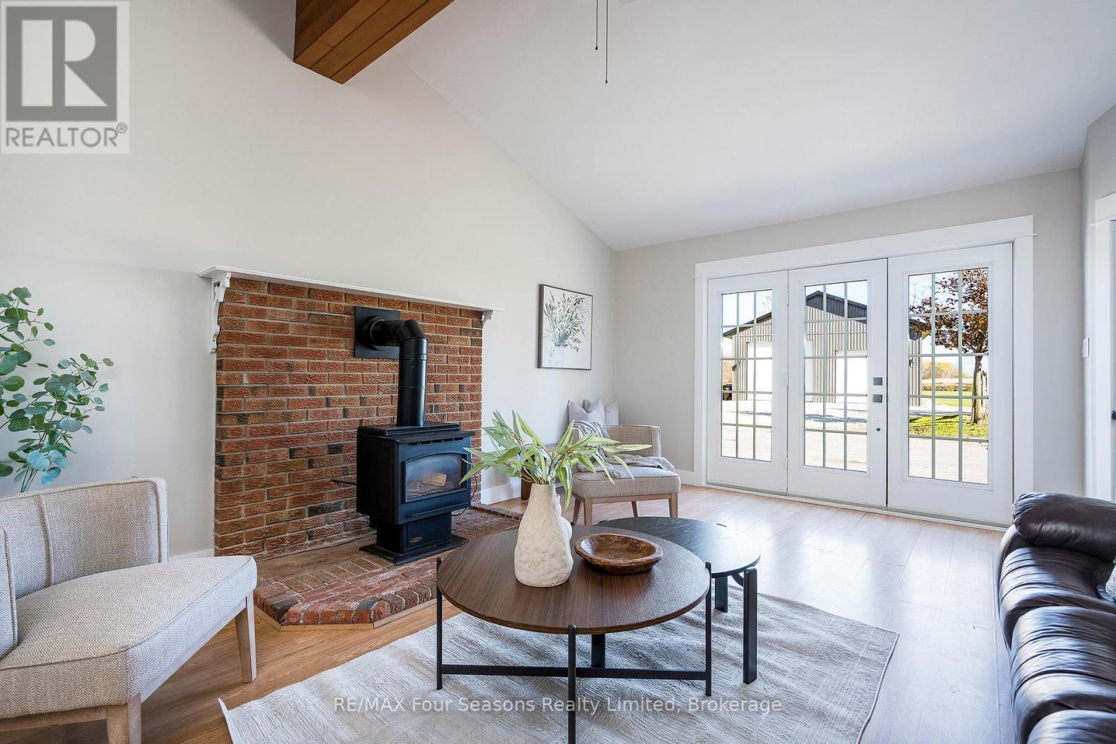 475 Lyons Court, Wasaga Beach, ON - Indoor Photo Showing Living Room With Fireplace