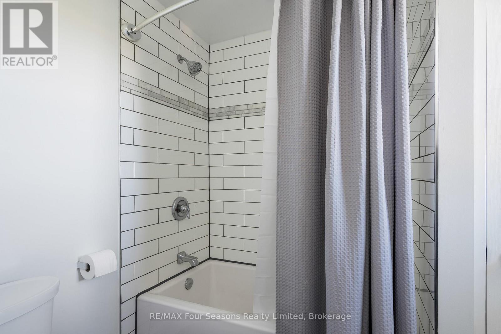 475 Lyons Court, Wasaga Beach, ON - Indoor Photo Showing Bathroom