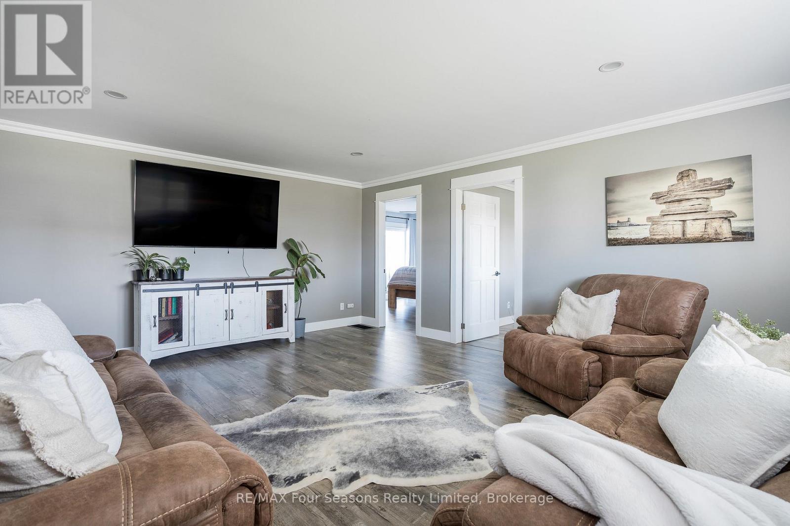 475 Lyons Court, Wasaga Beach, ON - Indoor Photo Showing Living Room