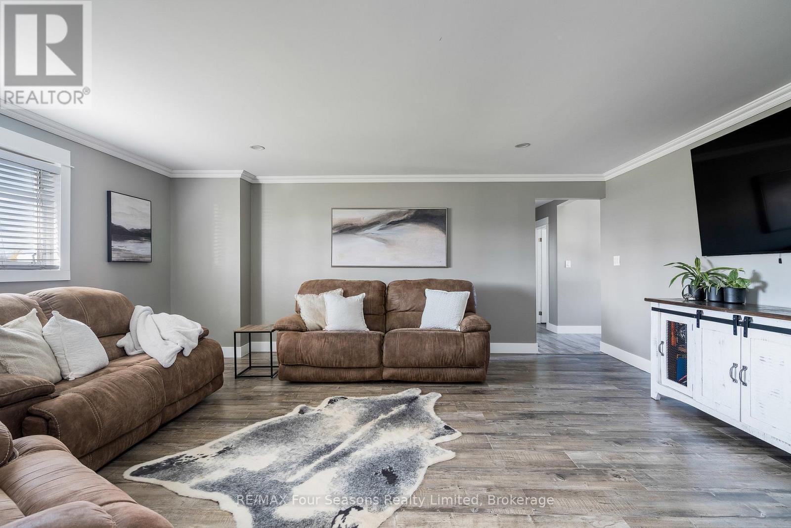 475 Lyons Court, Wasaga Beach, ON - Indoor Photo Showing Living Room