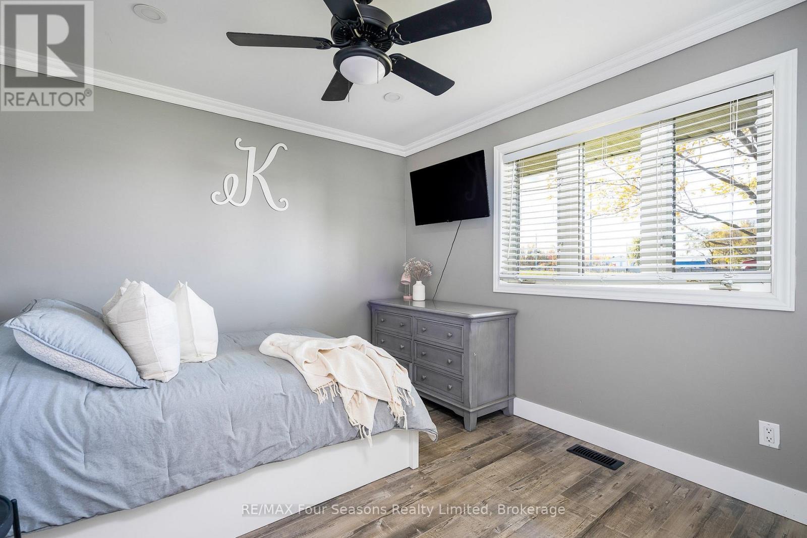 475 Lyons Court, Wasaga Beach, ON - Indoor Photo Showing Bedroom