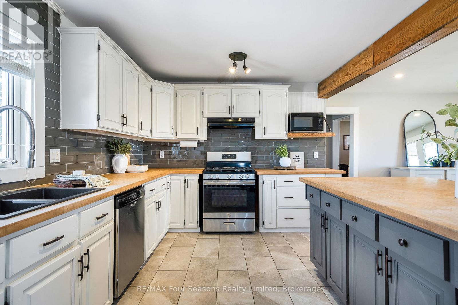 475 Lyons Court, Wasaga Beach, ON - Indoor Photo Showing Kitchen With Double Sink