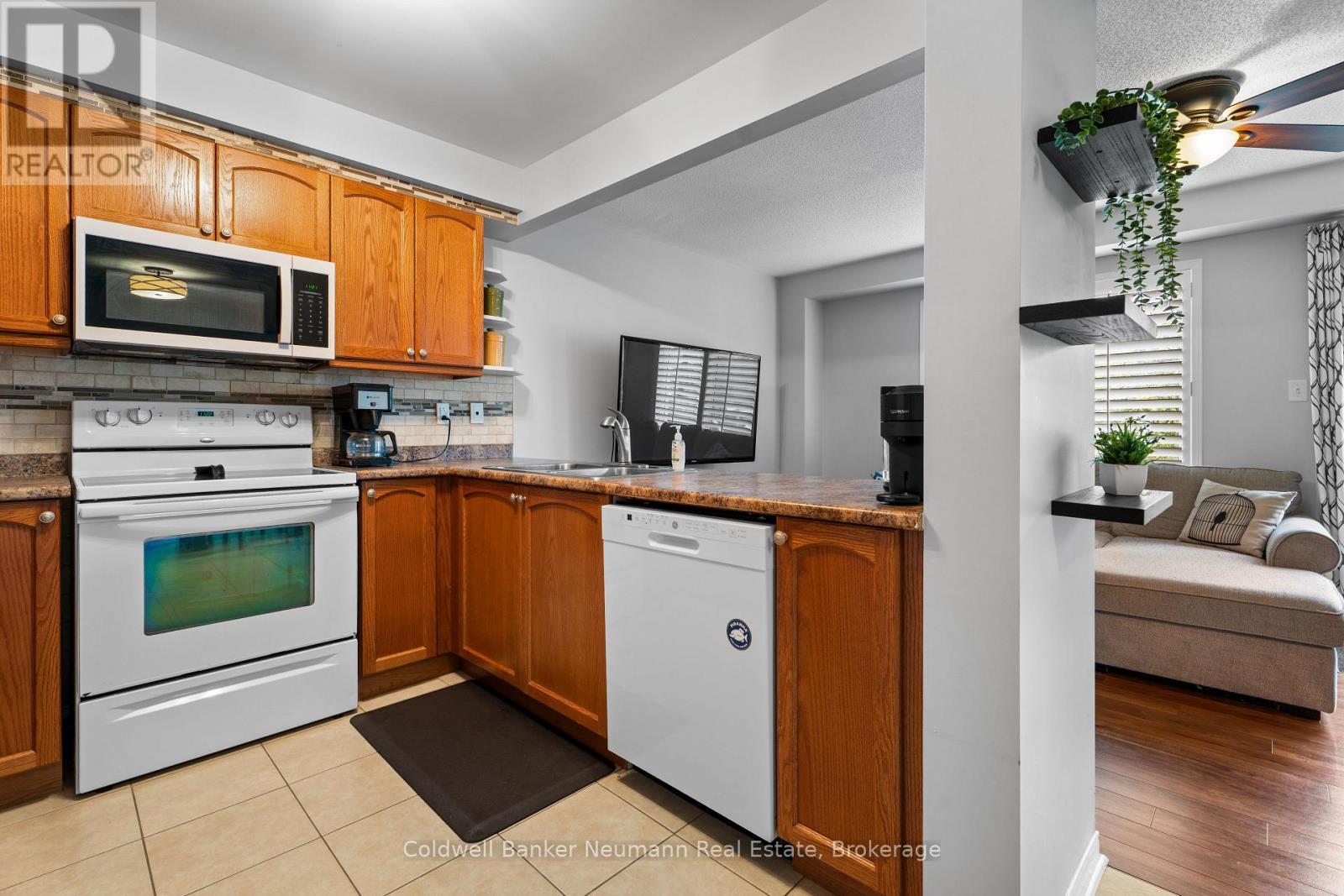 71 - 1035 Victoria Road S, Guelph (Kortright East), ON - Indoor Photo Showing Kitchen