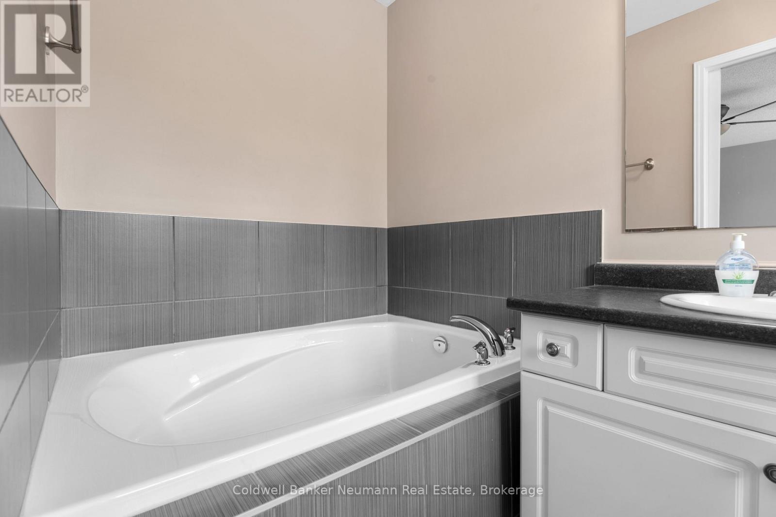 71 - 1035 Victoria Road S, Guelph (Kortright East), ON - Indoor Photo Showing Bathroom