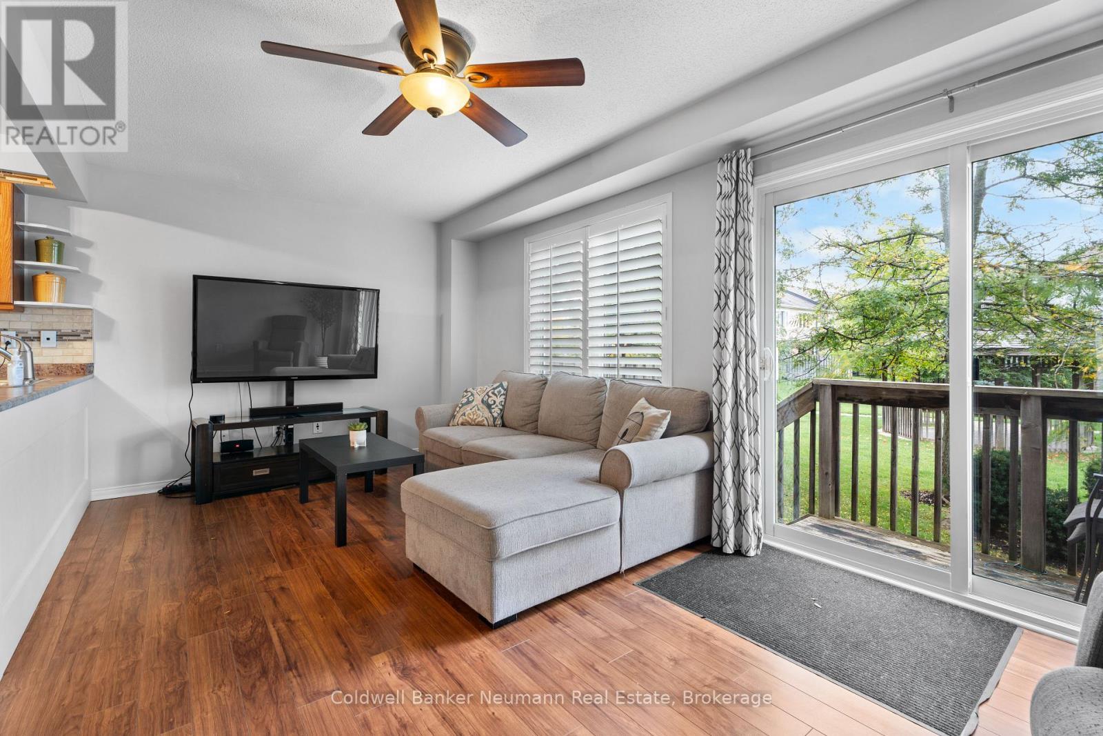 71 - 1035 Victoria Road S, Guelph (Kortright East), ON - Indoor Photo Showing Living Room