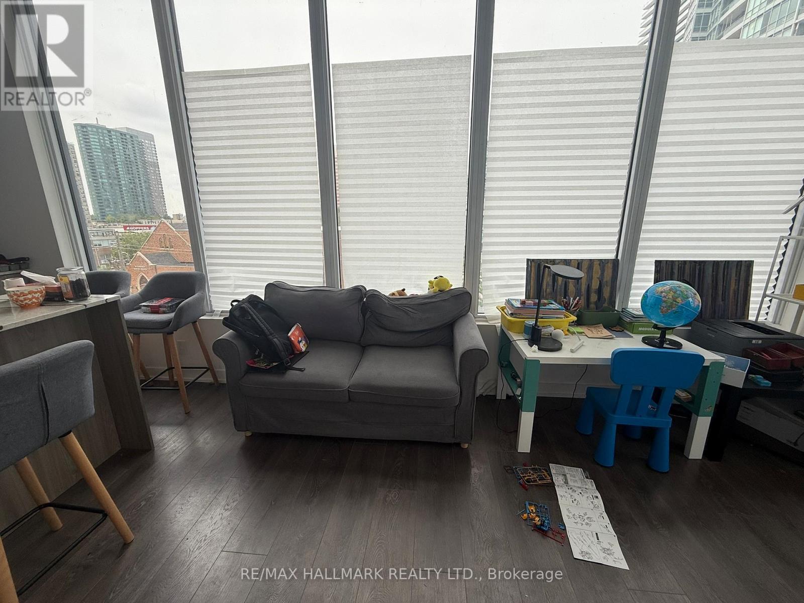 407 - 15 Holmes Avenue, Toronto, ON - Indoor Photo Showing Living Room