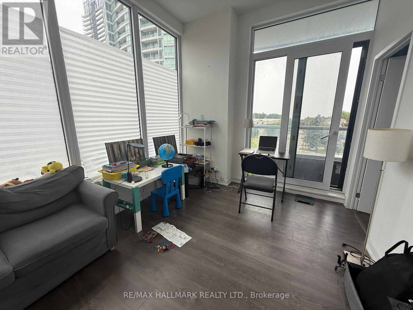 407 - 15 Holmes Avenue, Toronto, ON - Indoor Photo Showing Living Room