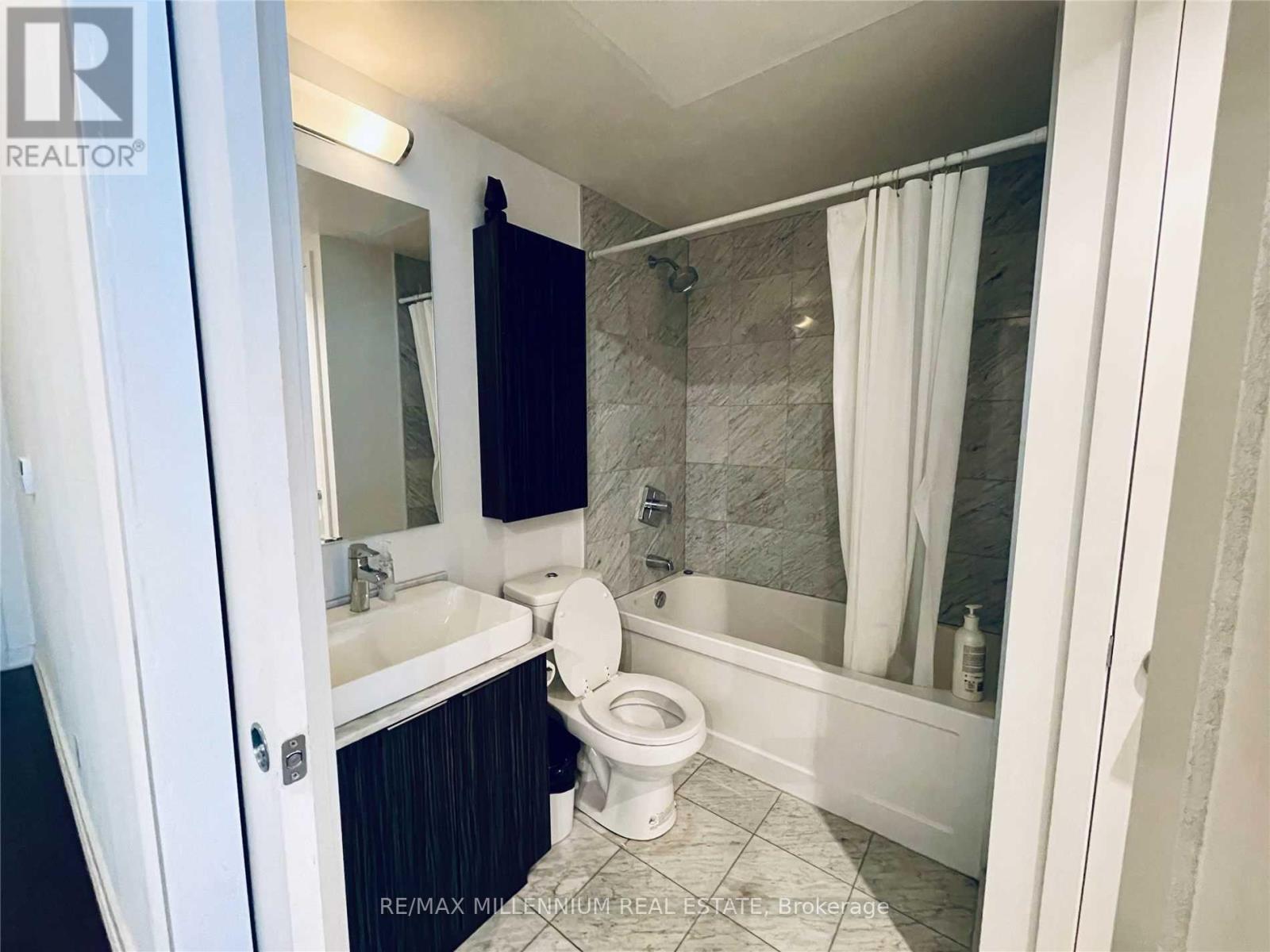 709 - 14 York Street, Toronto, ON - Indoor Photo Showing Bathroom