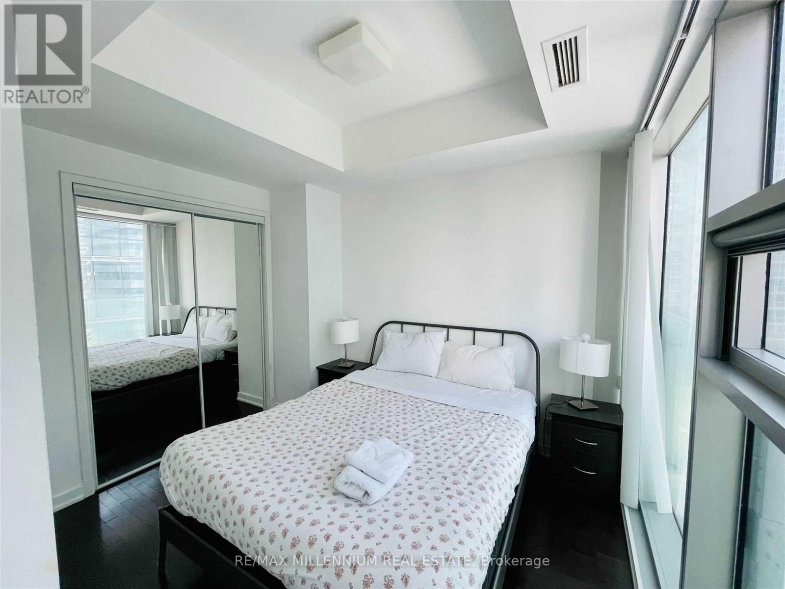 709 - 14 York Street, Toronto, ON - Indoor Photo Showing Bedroom