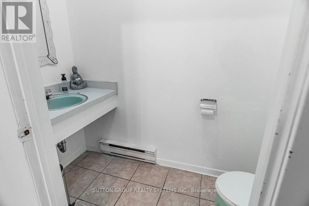 Main - 256 Lansdowne Avenue, Toronto, ON