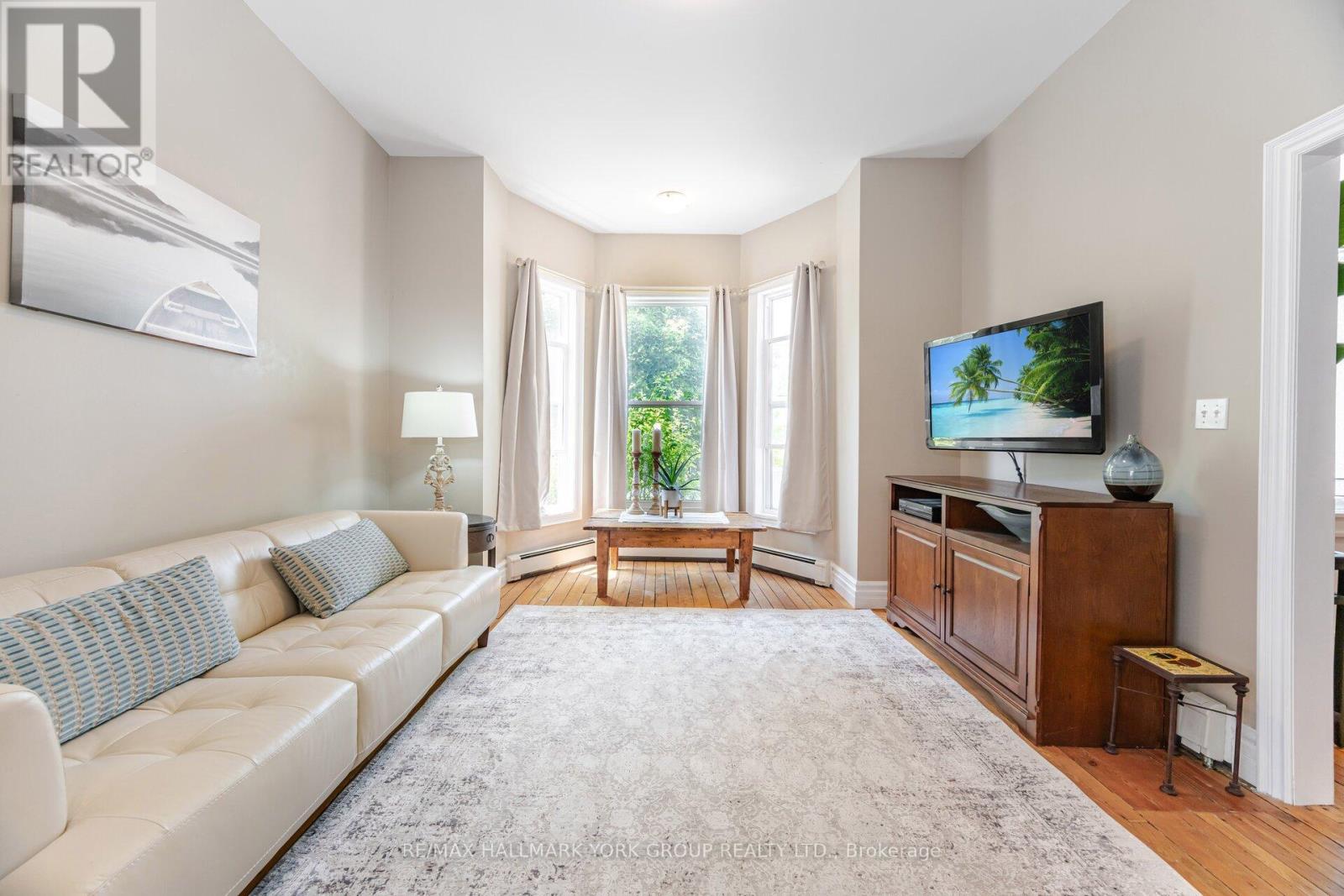 390 Main Street, King, ON - Indoor Photo Showing Living Room