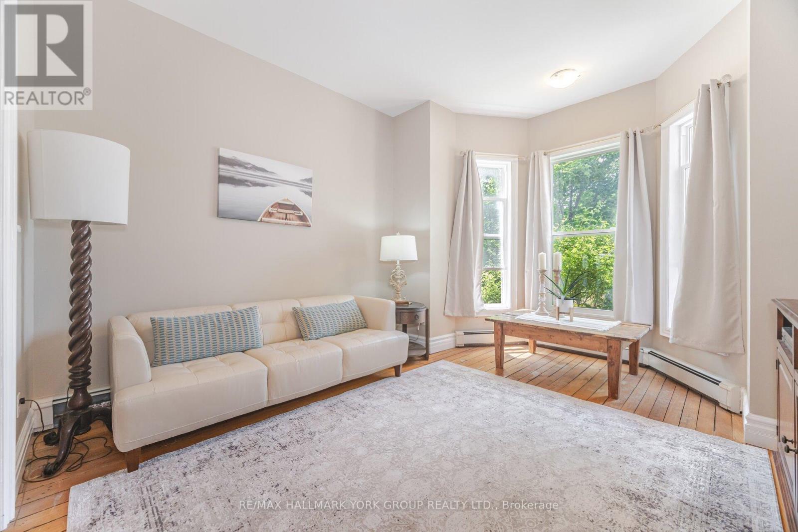 390 Main Street, King, ON - Indoor Photo Showing Living Room