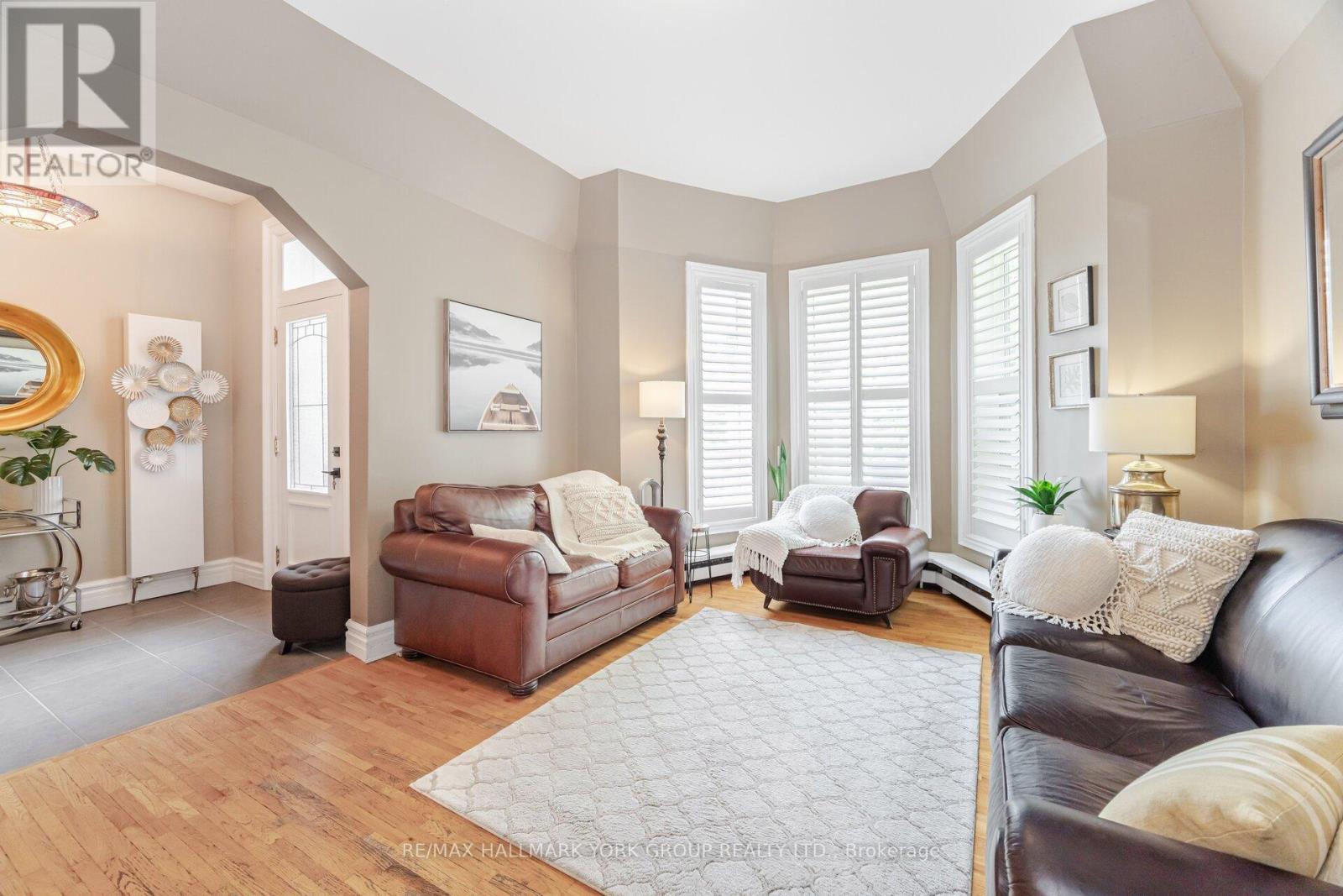 390 Main Street, King, ON - Indoor Photo Showing Living Room