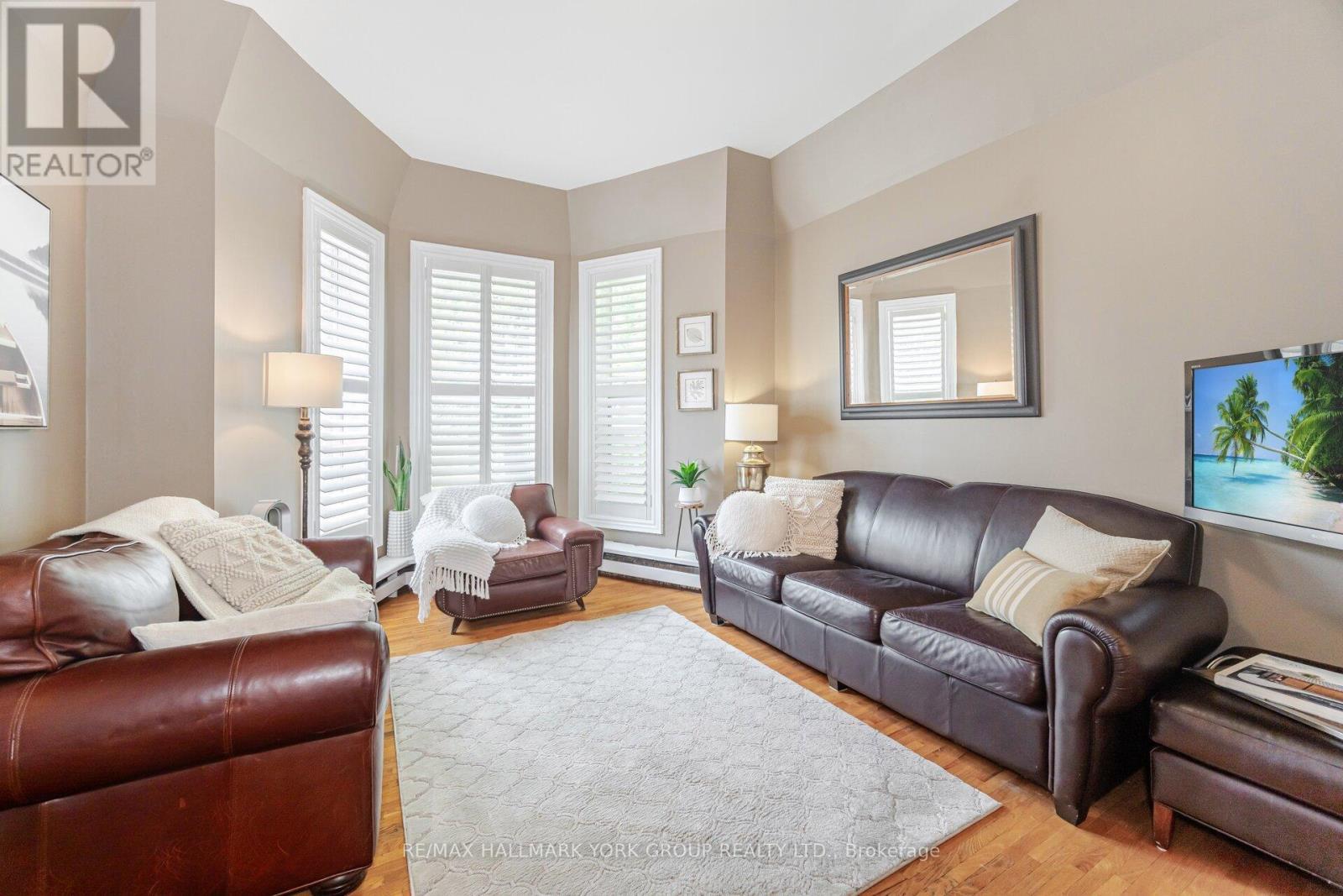390 Main Street, King, ON - Indoor Photo Showing Living Room