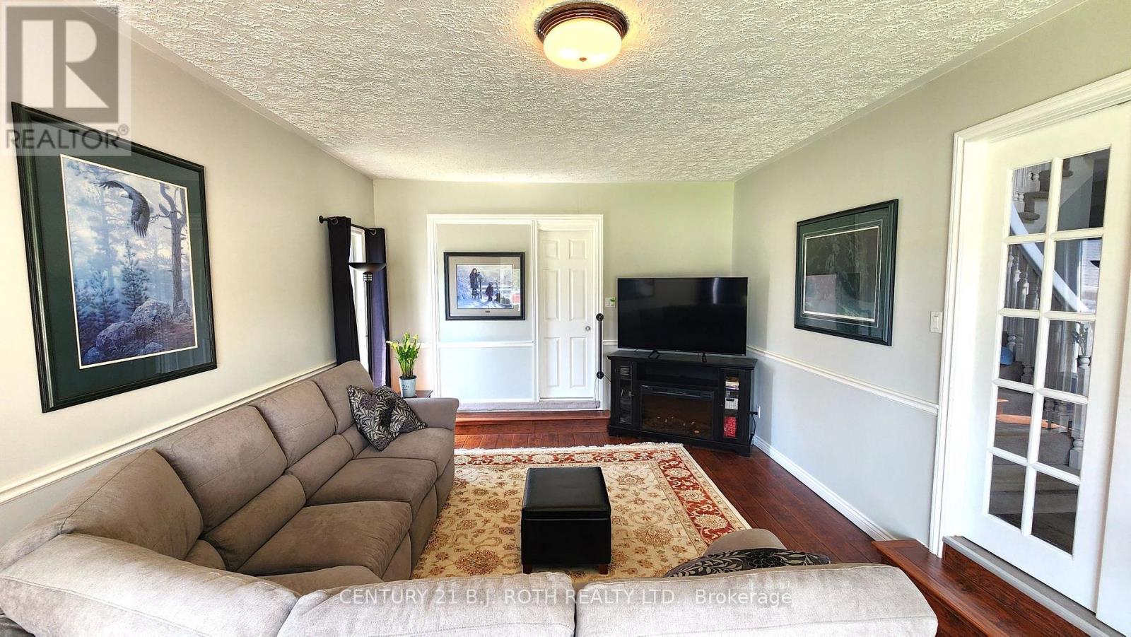 1252 Shore Acres Drive, Innisfil, ON - Indoor Photo Showing Living Room