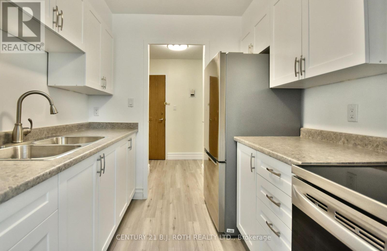 21 - 2 Grove Street E, Barrie, ON - Indoor Photo Showing Kitchen With Double Sink
