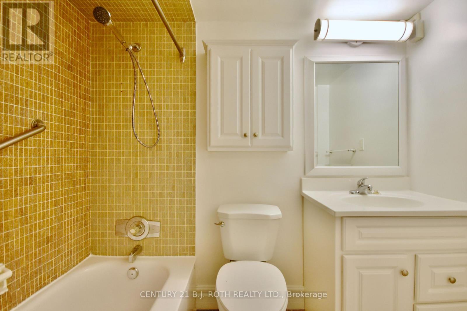 21 - 2 Grove Street E, Barrie, ON - Indoor Photo Showing Bathroom