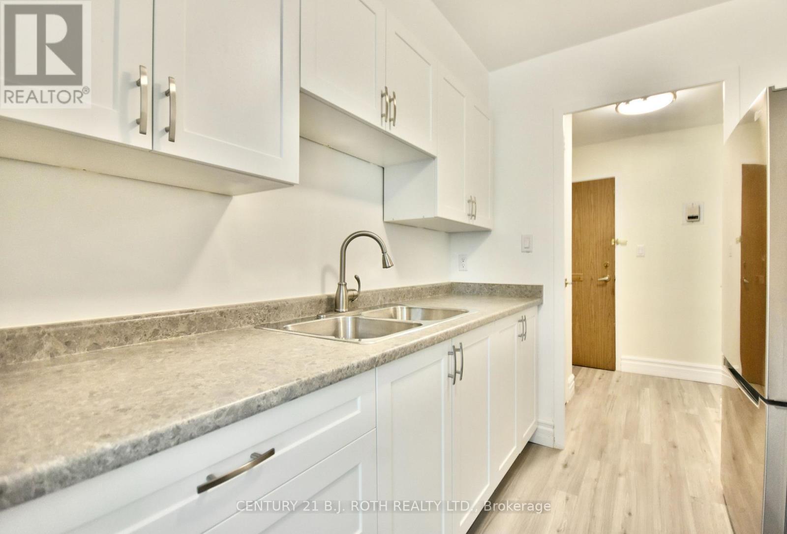 21 - 2 Grove Street E, Barrie, ON - Indoor Photo Showing Kitchen With Double Sink