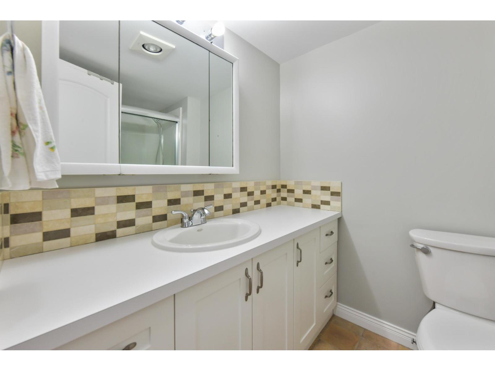 301 15317 Thrift Avenue, White Rock, BC - Indoor Photo Showing Bathroom