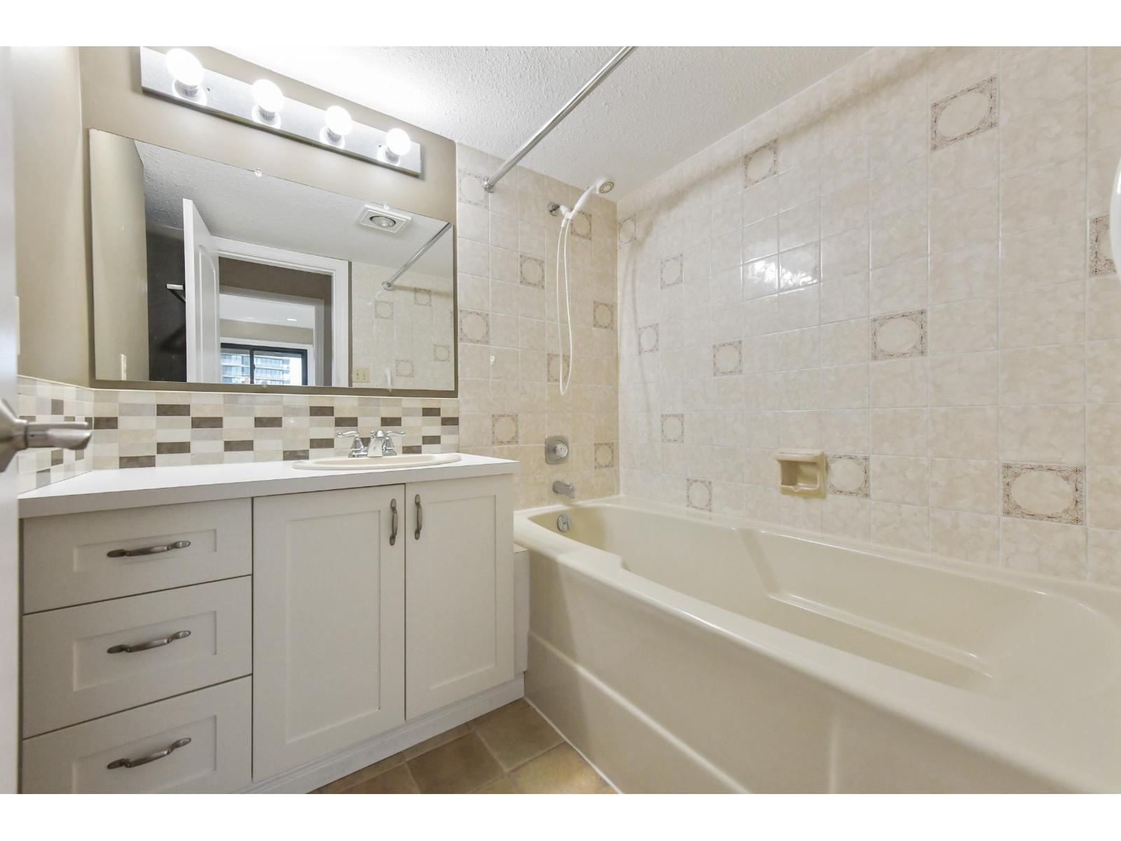 301 15317 Thrift Avenue, White Rock, BC - Indoor Photo Showing Bathroom