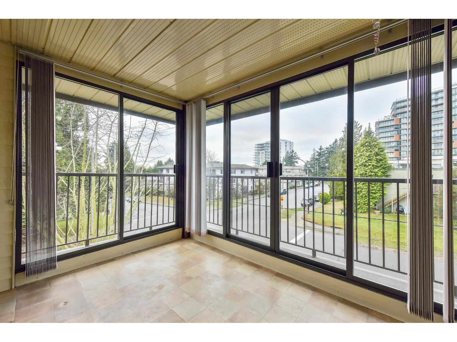 301 15317 Thrift Avenue, White Rock, BC - With Exterior