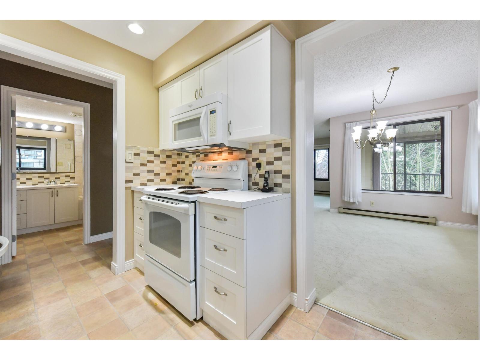 301 15317 Thrift Avenue, White Rock, BC - Indoor Photo Showing Kitchen