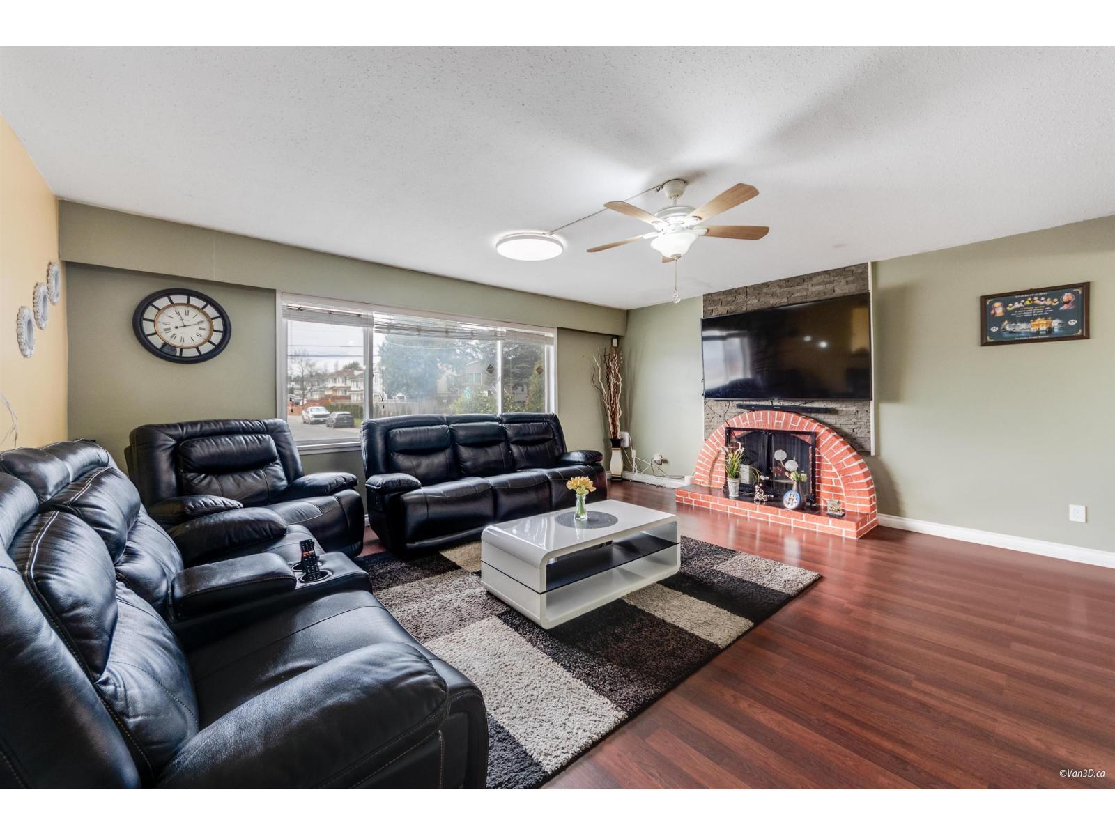 13553 84 Avenue, Surrey, BC - Indoor Photo Showing Living Room With Fireplace